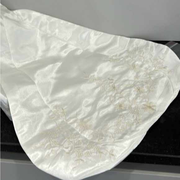 Numbered Kate Middleton wedding doll from Ashton-Drake Gallery - Picture 7 of 9